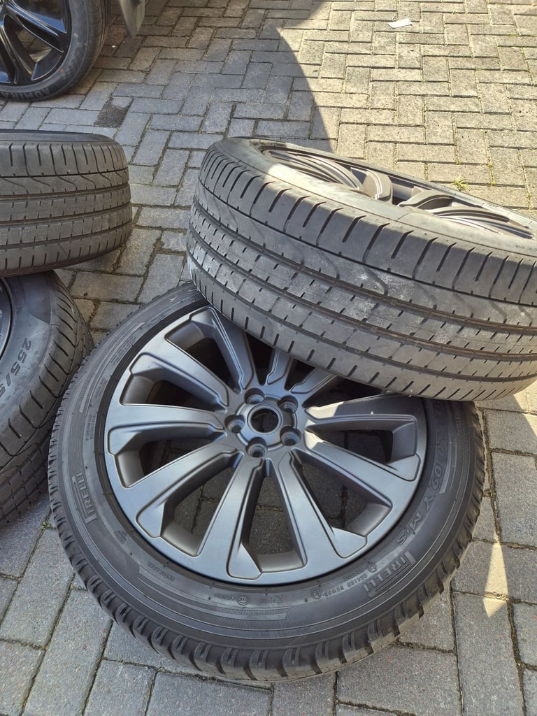 Genuine Land rover Velar Alloy Wheels and tyres 
