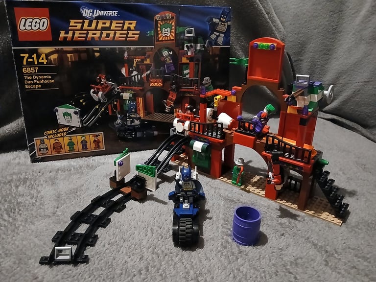 LEGO Batman 6857 - The Dynamic Duo Funhouse Escape