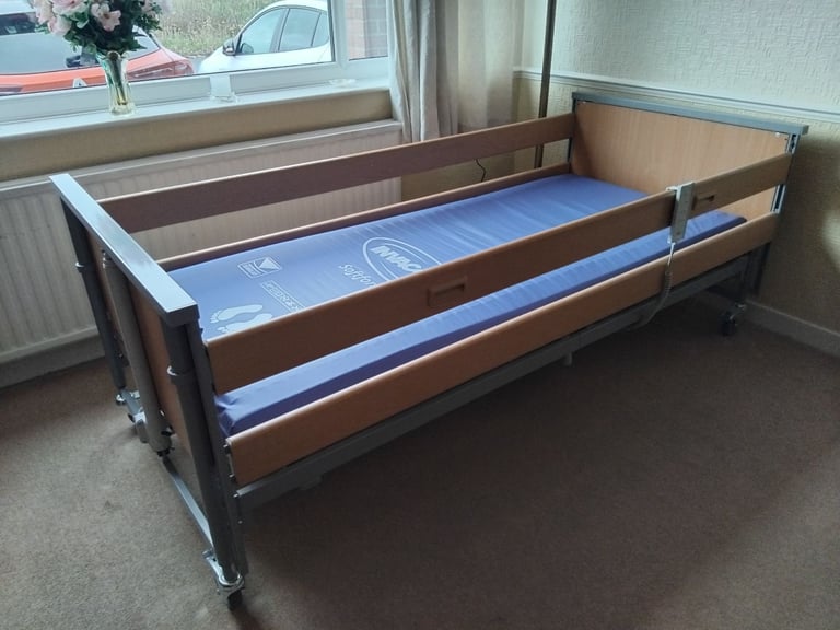 Invacare Medley Ergo Profiling electric hospital bed, With Mattress
