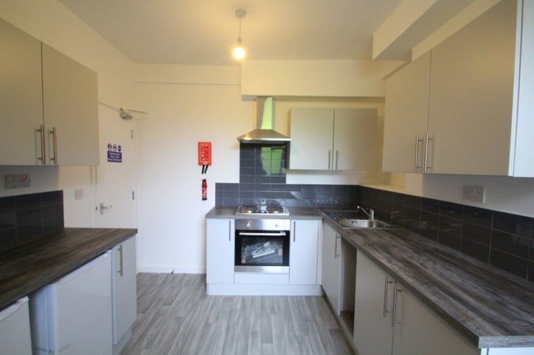Chain Free! Hane Estate Agents offer a Freehold 1st and 2nd floor 4 room bedsit HMO investment. 