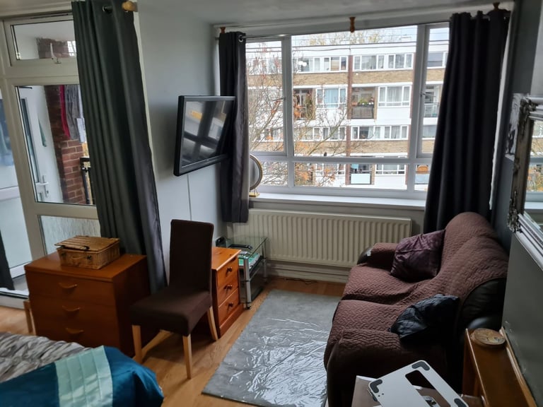 Double Room with a balcony for Rent on Tildesley Road London SW15 Only Single/Couples professional