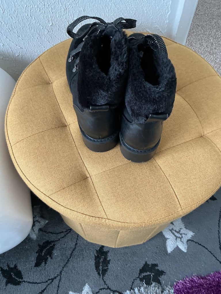 Ladies ankle boots size 7 £5.00.