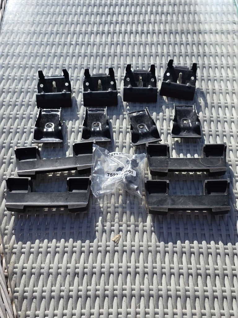 Halfords Advanced 470L Roof Box + Thule Evo wingbar + Thule evo footpack