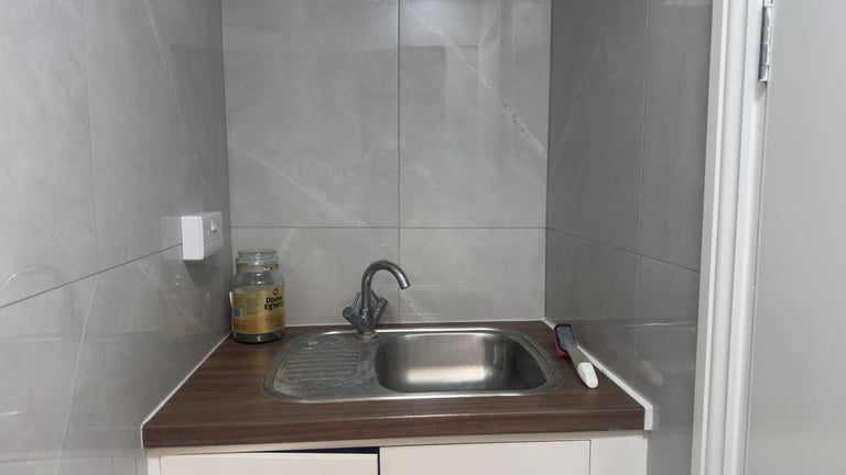 Shop with E-Class Use – Prime Cromwell Road Location