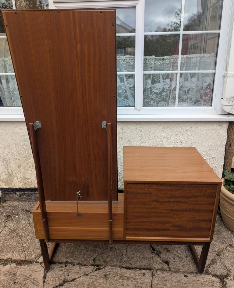 VINTAGE DRESSING TABLE/BEDROOM UNIT - FREE DELIVERY!