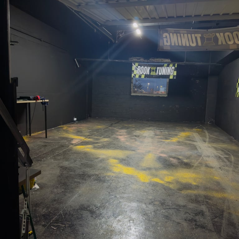 Warehouse to let / Unit to let / workshop / storage unit space  Amazon ebay 600 sq ft - 2000 sq ft