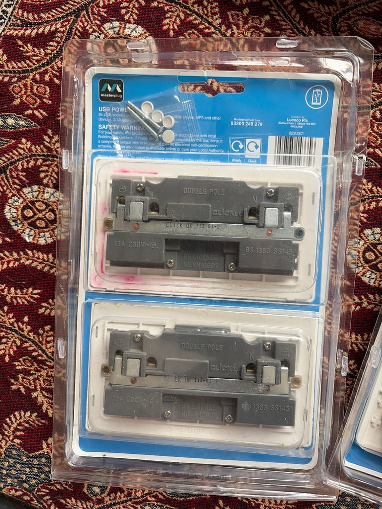 3 classic double wall socket + 1 usb double socket 