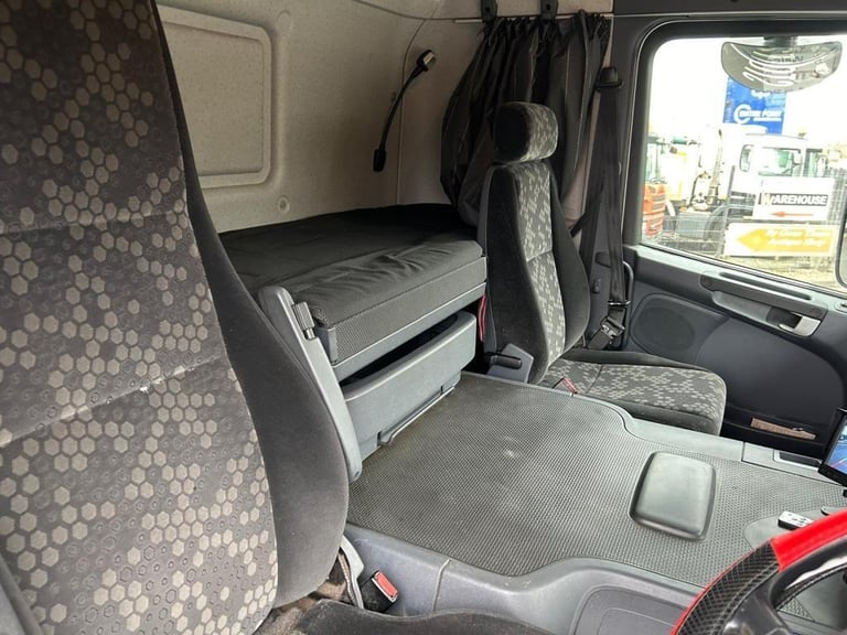 2018 Scania P250 Sleepercab with 27 1/2 Ft Curtainside Body