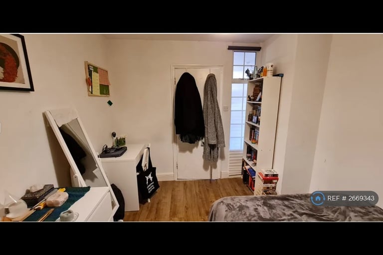 3 bedroom flat in St. Mary Road, London, E17 (3 bed) (#2669343)