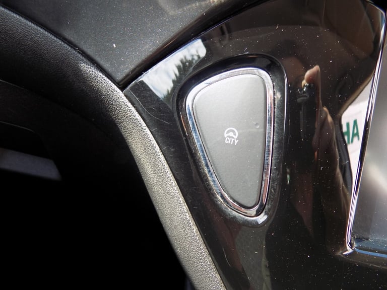 VAUXHALL CORSA 1.4 DESIGN. MORE PHOTOS AND VIDEO LINK ON OUR WEBSITE