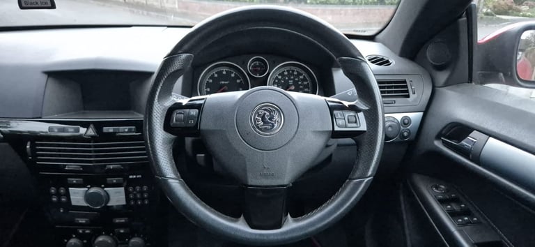 Automatic - Convertible. Leather seats. Serviced 12 times. 2008 Vauxhall Astra TwinTop Design 1.8