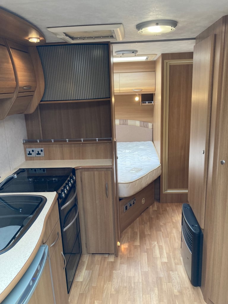 Coachman VIP 430/4 Fixed Bed