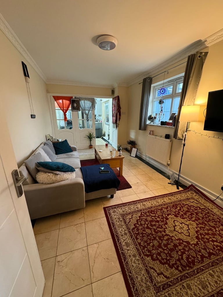 BEAUTIFUL 1 BEDROOM GROUND FLORR FLAT WITH GARDEN TO RENT IN OSTERLEY