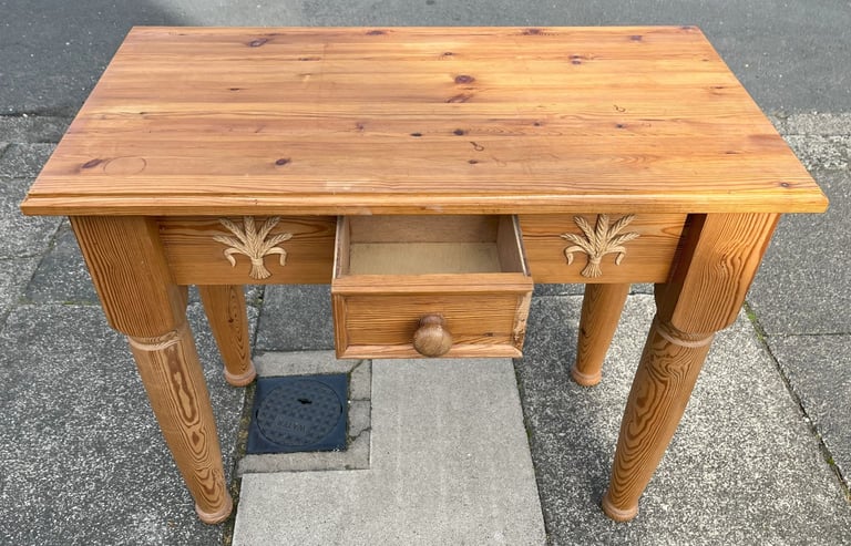 A CHUNKY SOLID PINE SIDE TABLE WITH WHEATSHEAF MOULDINGS