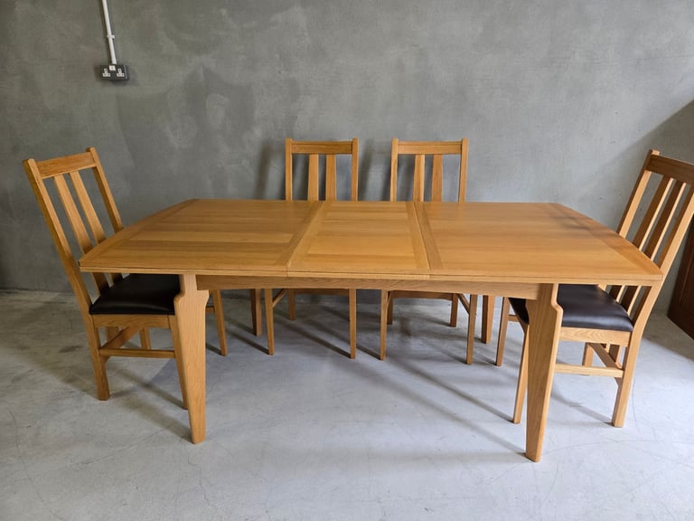 Brand new Ex-display Extending Table and chairs 
