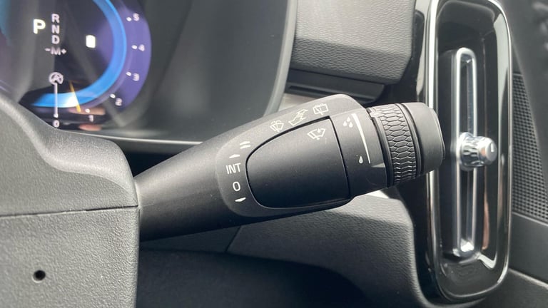 2022 Volvo XC40 2.0 B3 MHEV Plus SUV 5dr Petrol Hybrid DCT Auto Euro 6 (s/s) (163 ps) Petrol/Elec...