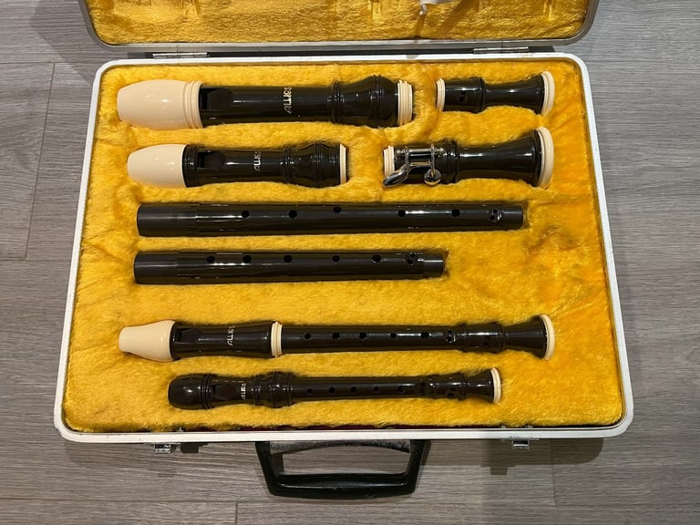 Vintage Set of 4 Aulos Recorders in hard carrying case with plush lining
