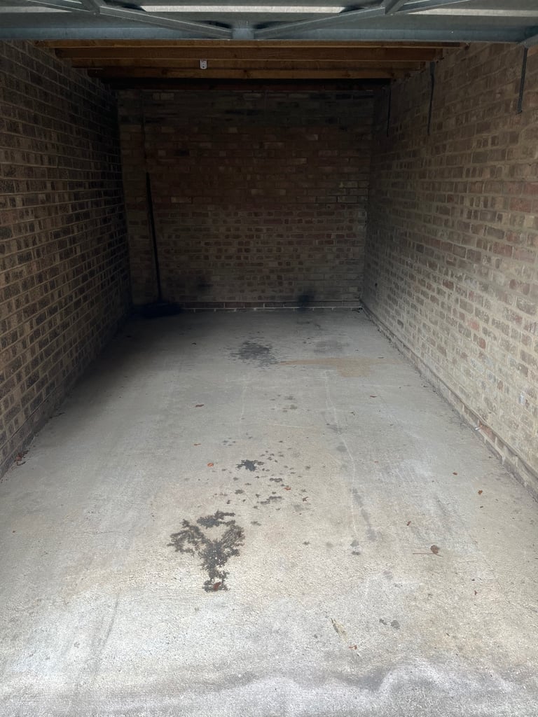 Garage to rent. Near hospital (darlington)