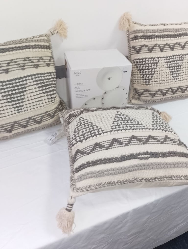 Cushions and dinner set 