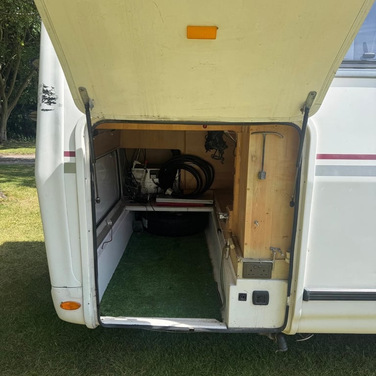 Le Voyageur LVX Mercedes 2005 Island Bed Rear Fixed Bed