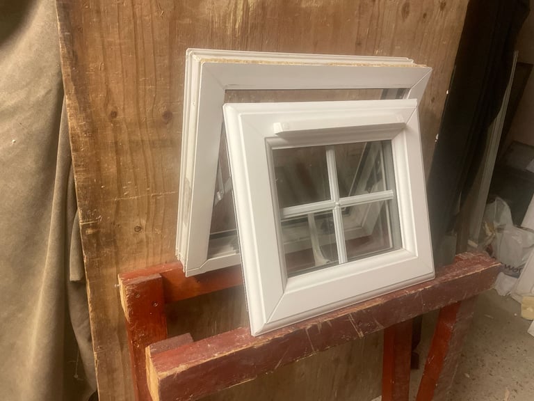 H 36.5 x W 47 cm - BEAUTIFUL SMALL GEORGIAN UPVC DOUBLE GLAZED WINDOW - CLEAR THERMAL (REF: SJ462)