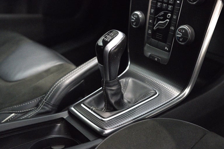 2017 Volvo V40 2.0 T2 R-Design Nav Plus Euro 6 (s/s) 5dr HATCHBACK Petrol Manual