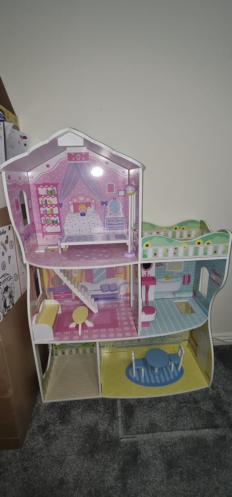 Barbi play house with furniture