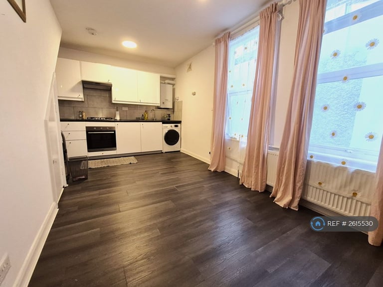 1 bedroom flat in Streatham Road, Mitcham, CR4 (1 bed) (#2615530)