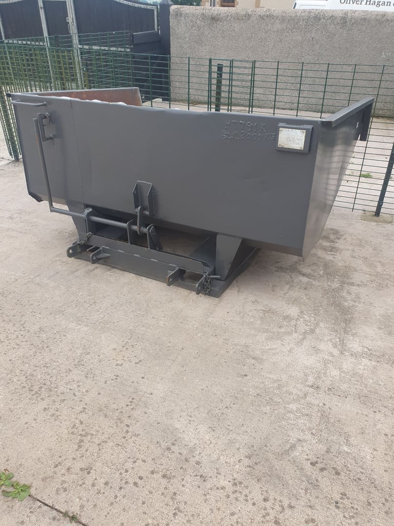 Forklift tipping skip