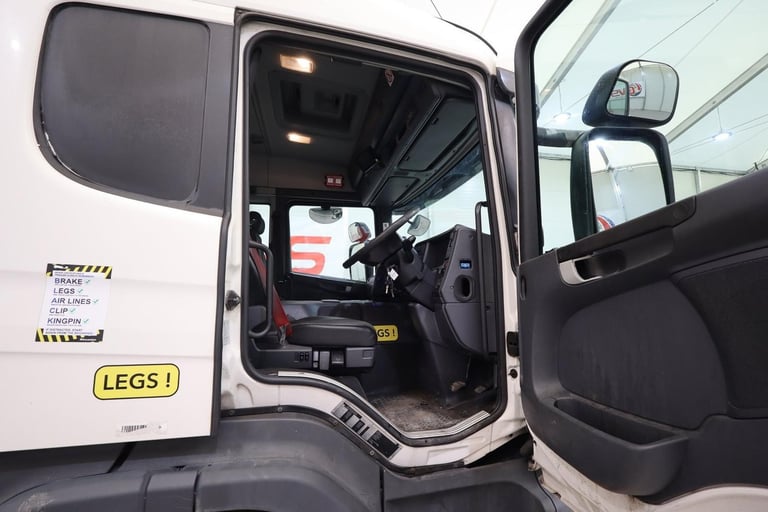2015 (65 PLATE) Scania P360 4x2 Euro 6 Tractor Units