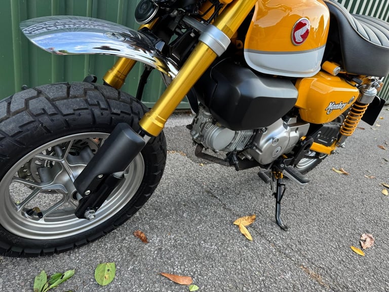 Honda Z125 MA-K Monkey Bike 2019 Yellow and White 1 Owner 880 Miles Rack Fitted