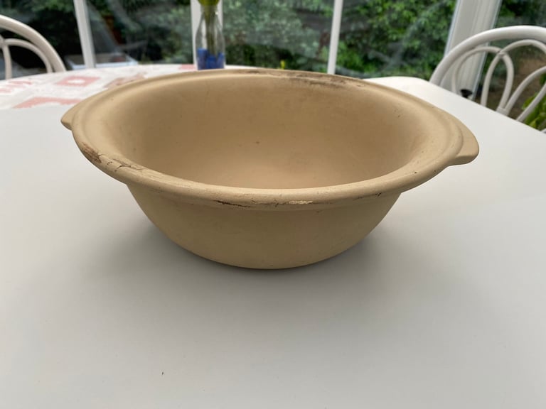 Pampered chef large mixing bowl, hardly used, very good condition