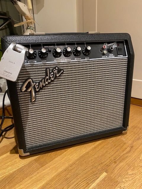 Squier Strat Fender Electric Guitar plus Fender Frontman 15Gamp