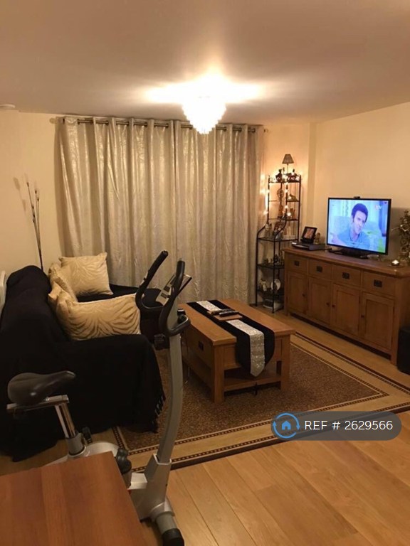 2 bedroom flat in Grays Place, Slough, SL2 (2 bed) (#2629566)