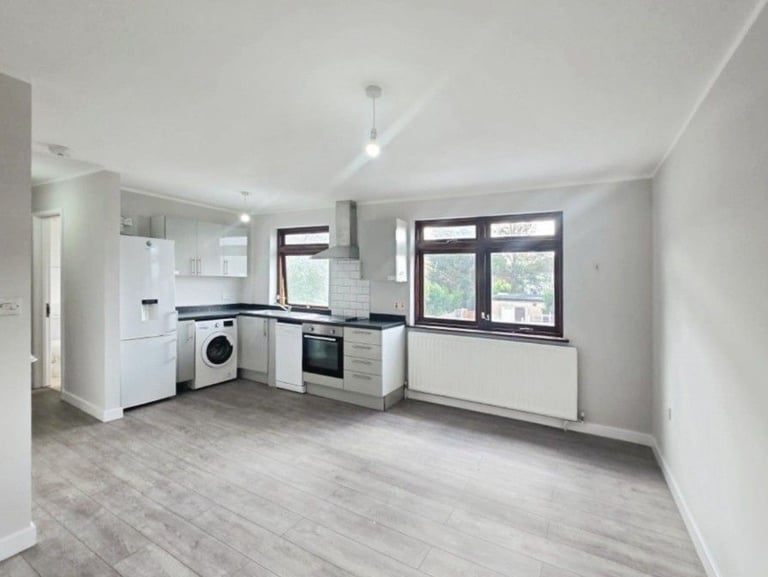 image for 3Bed Flat to rent in Rayners Lane, Harrow - Malvern Ave.