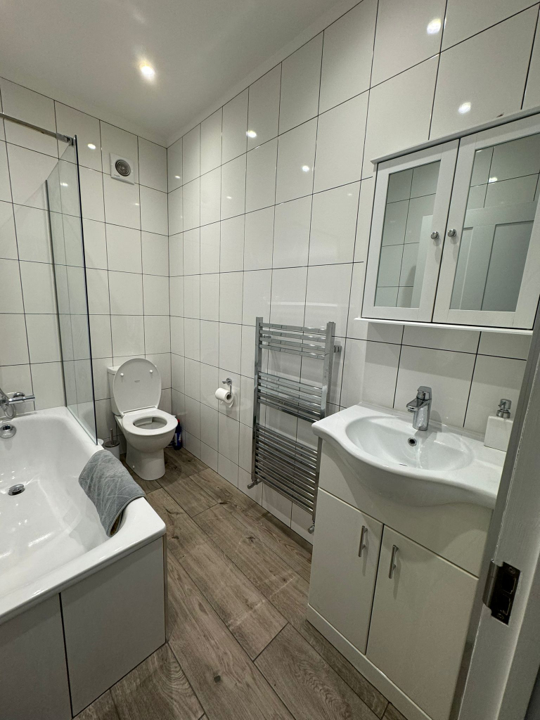 BEAUTIFUL LARGE STUDIO AVAILABLE FOR RENT IN FELTHAM