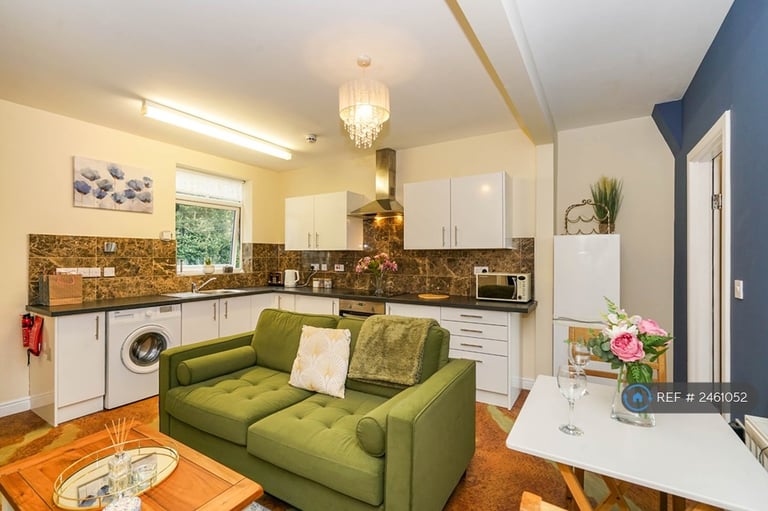 1 bedroom flat in Eccles Town Centre, Eccles, M30 (1 bed) (#2461052)