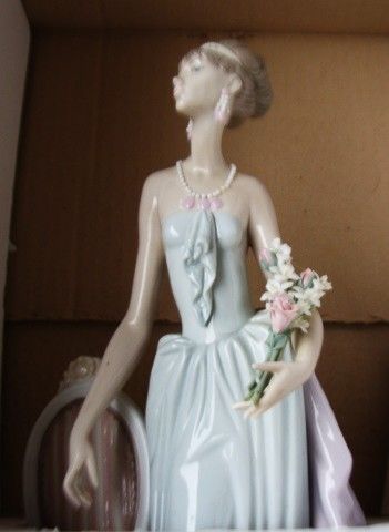 Lladro - Lady Figurine - Really a Beautiful Piece - as per attached