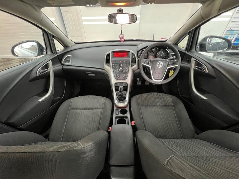 2011 Vauxhall Astra 1.6 16v Exclusiv Euro 5 5dr HATCHBACK Petrol Manual - Image 9
