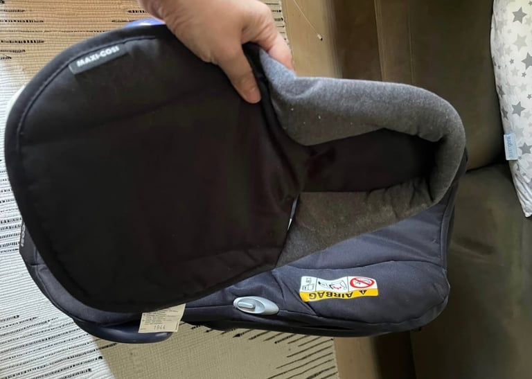 Maxi Cosy car seat with baby adaptor cushion and buggy adaptors