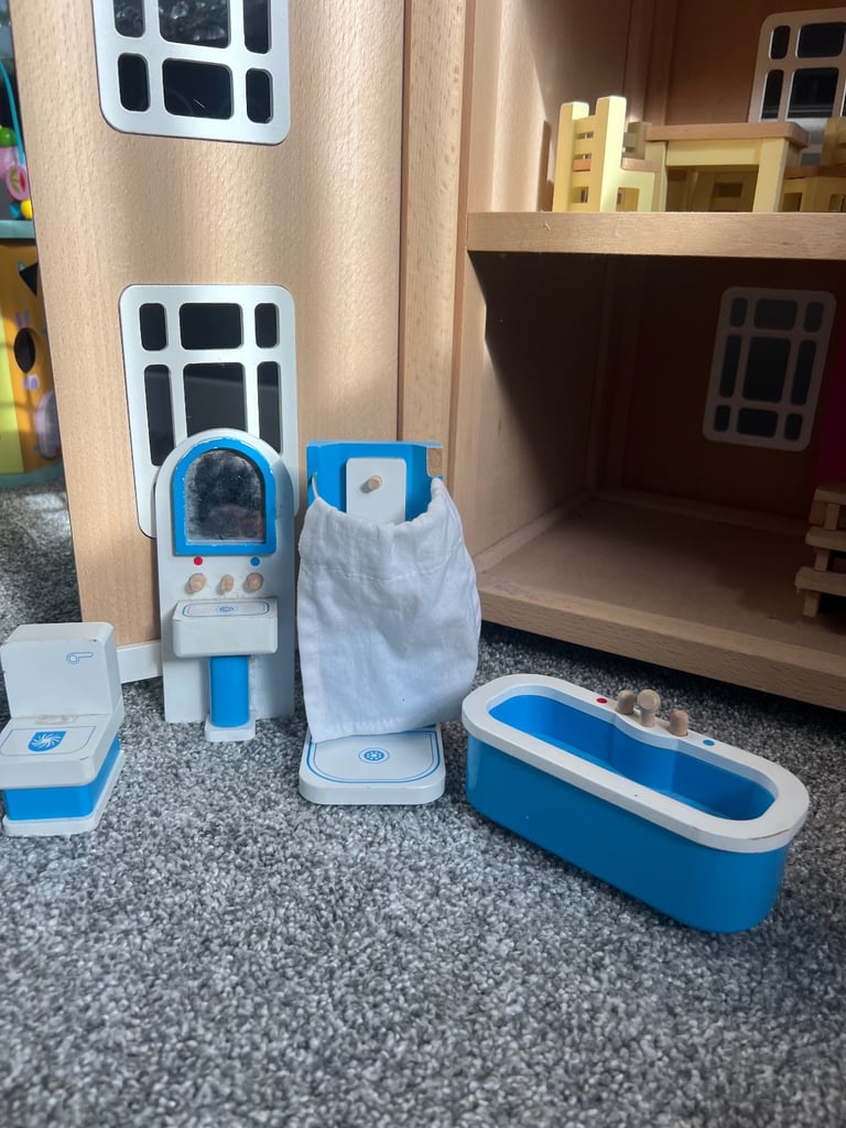 Doll house and Furniture Tildo