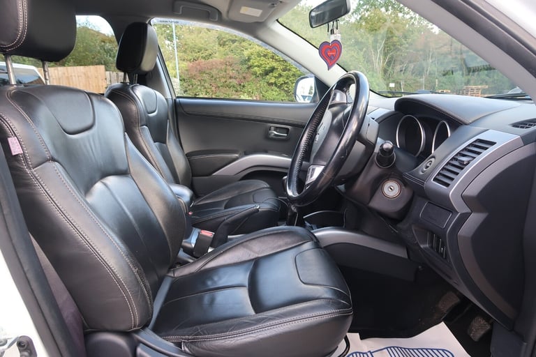 2012/12 White Mitsubishi Outlander 2.2 DI-D GX3 5dr 2WD 7 Seat