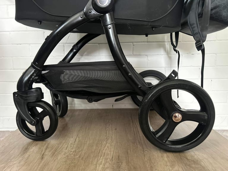 Egg2 Luxury pushchair and Shell I-size car seat special edition bundle in black Geo