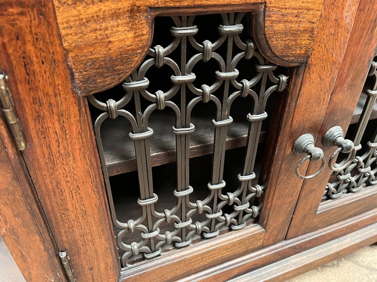 CHARMING QUALTY TV UNIT REAL WOOD STRONG CONSTRUCTION free local delivery