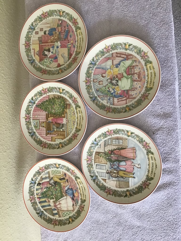 image for WEDGWOOD VINTAGE CHRISTMAS TRADITIONS PLATES