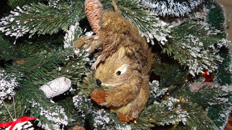 9ft / 2.7m dobbies Ulswater artificial Christmas tree and heavy duty click fix christmas tree base