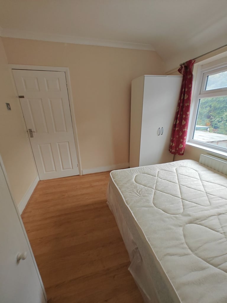 BEAUTIFUL 3 BEDROOM HOSUE TO RENT IN FELTHAM