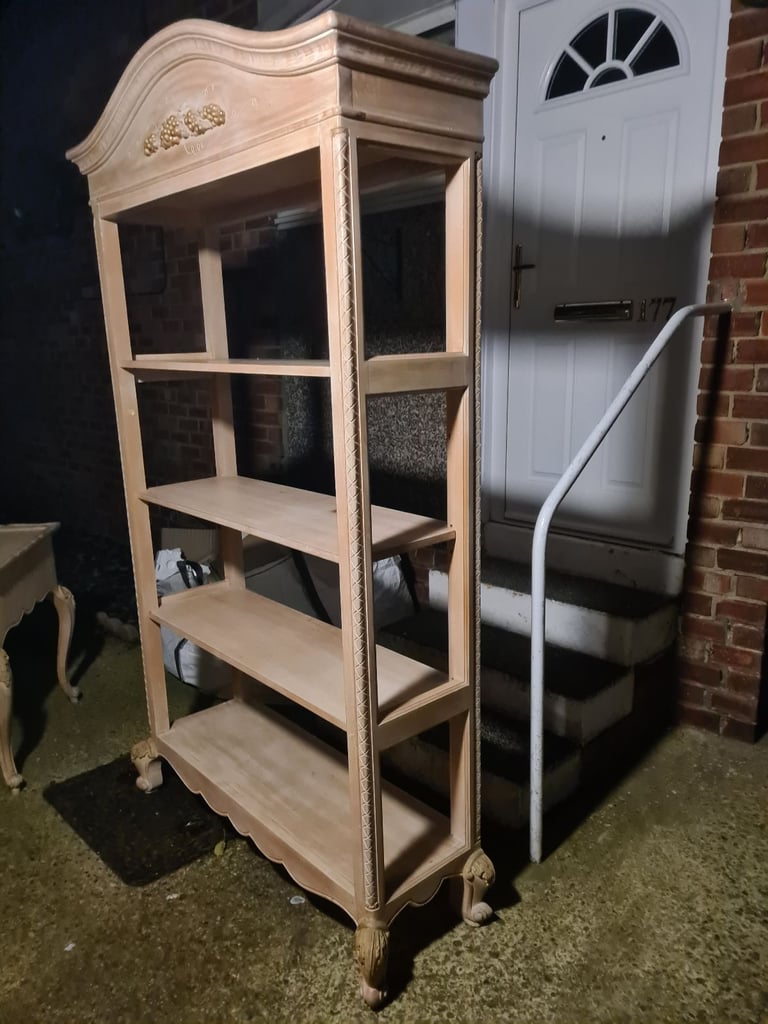 Stunning set of shelvs and table