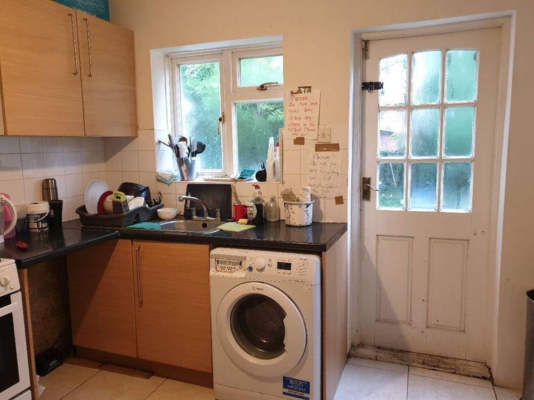 Spacious Double Bedroom in Semi-Detached House – New Malden, KT3 – All Bills Included