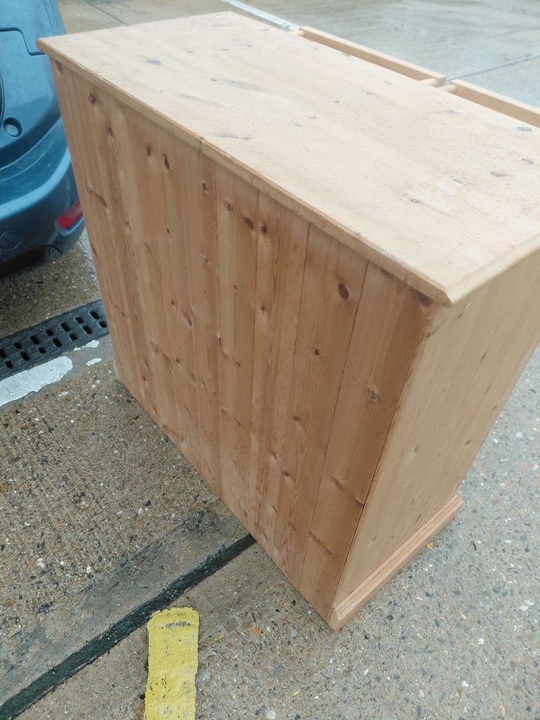 Solid pine chest of drawers 